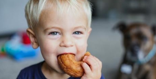 Mutter erlaubt ihrem 2 jährigen Sohn nicht, zu viel zuckerhaltiges Essen zu essen: man wirft ihr vor, sie sei arrogant